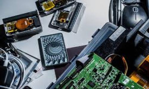 关于tpWallet的API是否公开，具体信息可能会因时间和项目的更新而有所变化。一般来说，许多区块链及数字资产管理平台会为开发者提供公开API，以便于他们能够在二次开发或者与其他应用集成时更方便地进行操作。

若要确认tpWallet的API是否公开，建议访问其官方网站或开发者文档。在这些资源中，通常会有关于API的详细说明，包括如何使用API、可用的功能以及接入的相关规定。

如果tpWallet提供公开API，以下是一些可能的功能和用途：

1. **资产管理**：可以通过API轻松查询和管理在tpWallet中的资产，例如余额查询、转账记录等。
2. **交易接口**：为开发者提供的方法来创建和管理交易，这对于需要处理大量交易的应用特别重要。
3. **钱包生成**：一些API可以帮助开发者自动化生成加密钱包，以便用户无需手动创建。

若tpWallet的API未公开，则可能需要联系其支持团队或开发者，询问是否存在私有API或合作的可能性。

### 如何查找相关信息
- 访问tpWallet官网，浏览开发者专区。
- 查看GitHub或其他代码托管平台，可能有开源相关的项目。
- 加入tpWallet的相关社区或论坛，向其他用户或开发者寻求帮助。

希望以上信息对您有所帮助！